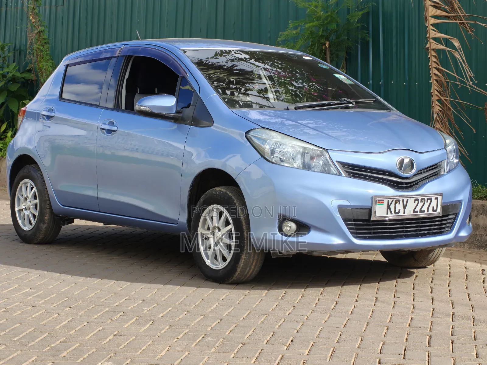 Toyota Vitz 1.3 FWD 5dr 2013 Blue