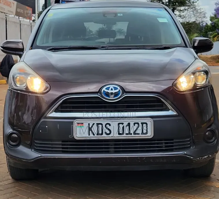 Toyota Sienta 2017 Brown
