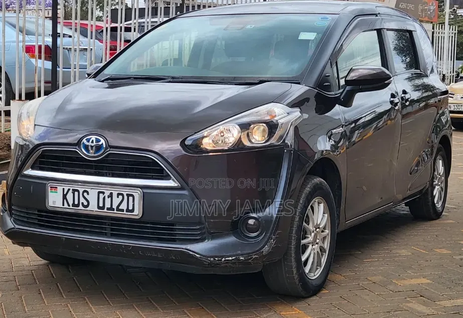 Toyota Sienta 2017 Brown