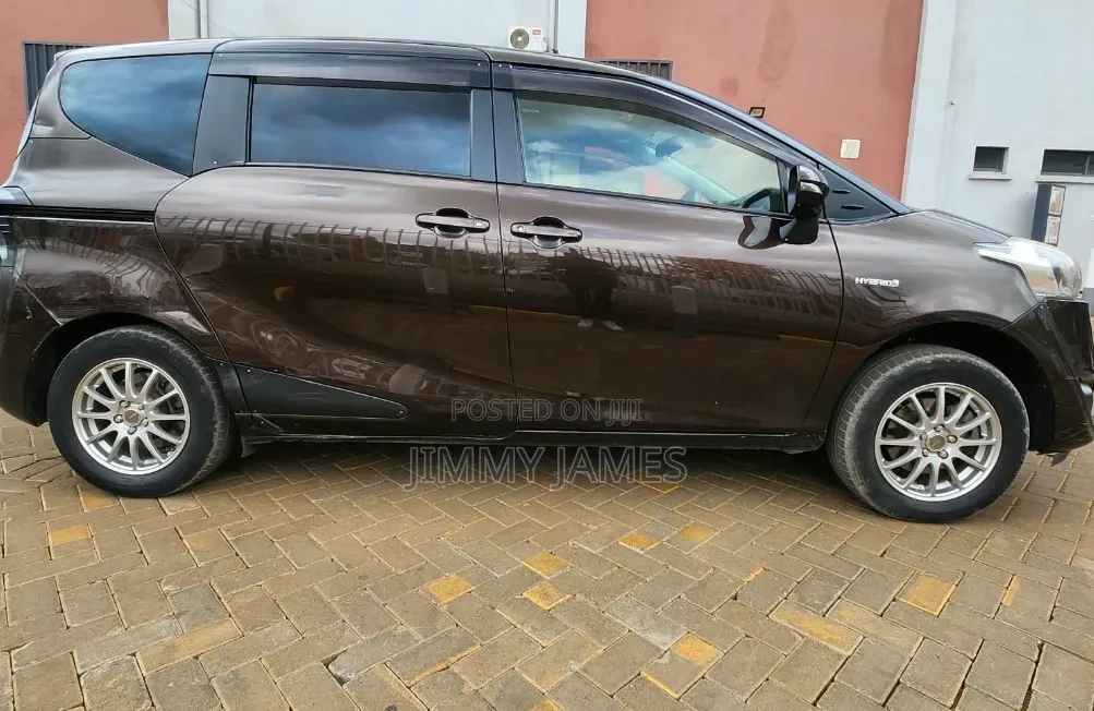 Toyota Sienta 2017 Brown