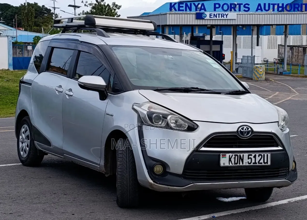 Toyota Sienta 1.5 Hybrid FWD 2016 Silver