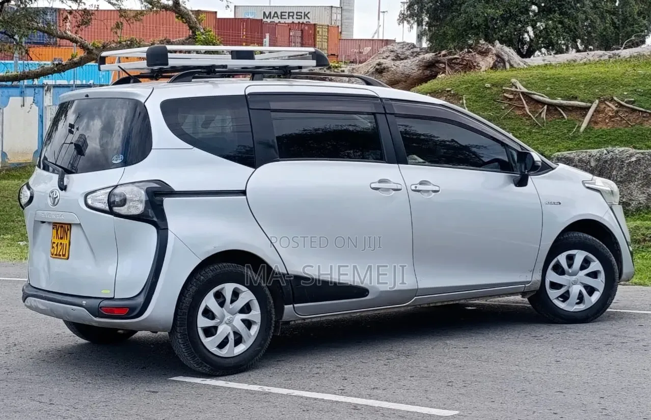Toyota Sienta 1.5 Hybrid FWD 2016 Silver