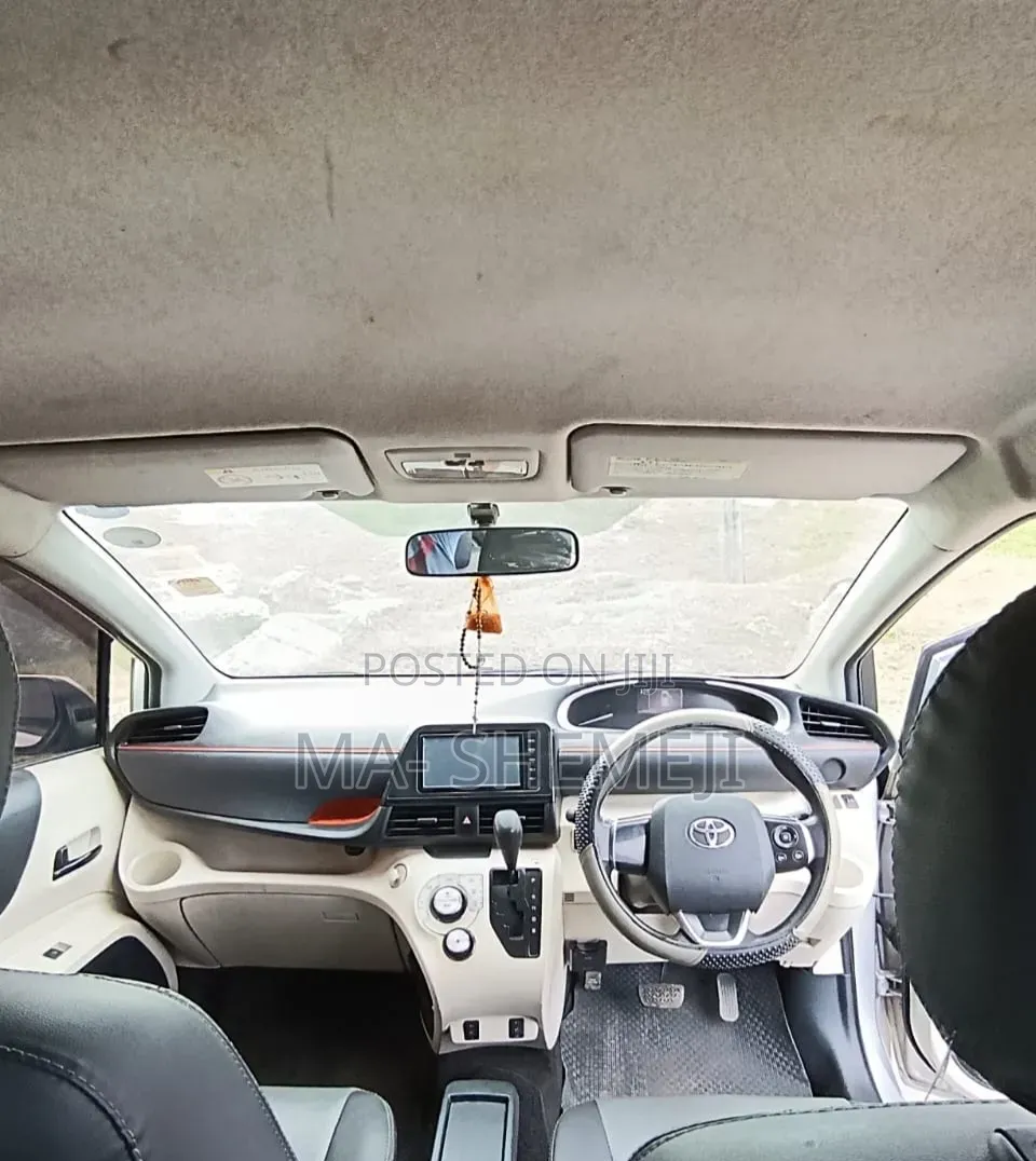 Toyota Sienta 1.5 Hybrid FWD 2016 Silver