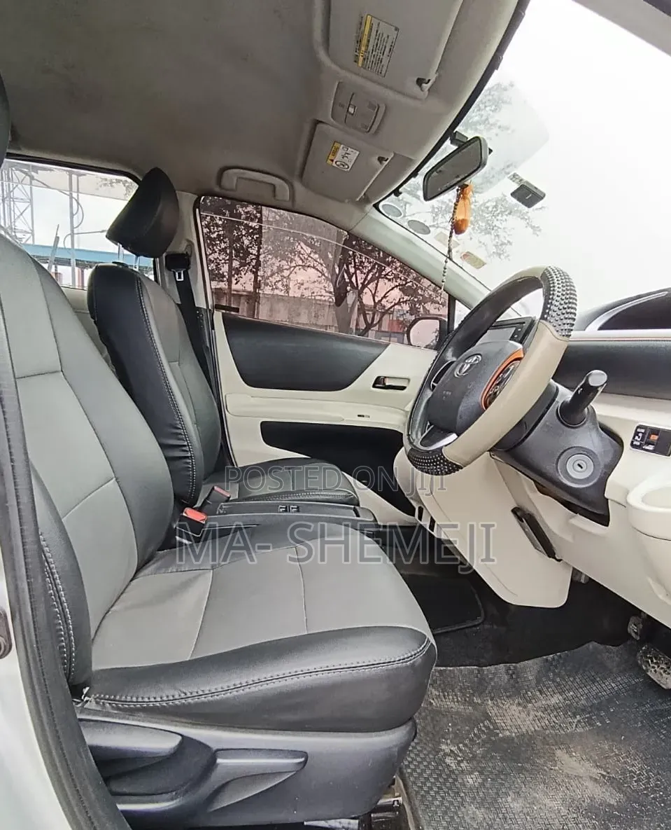 Toyota Sienta 1.5 Hybrid FWD 2016 Silver