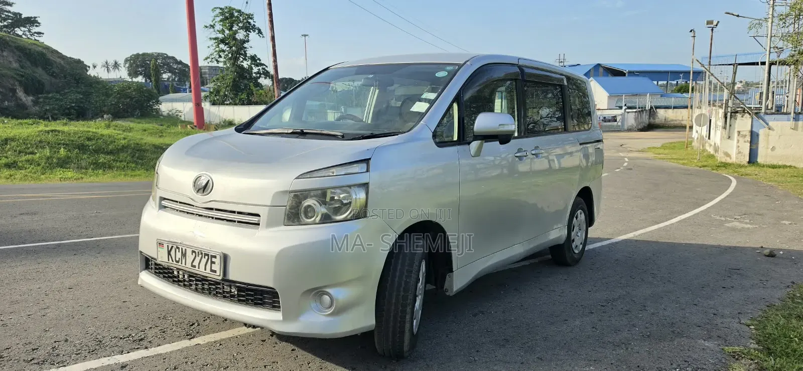 Toyota Voxy X 2WD 8-Seater 2011 Silver