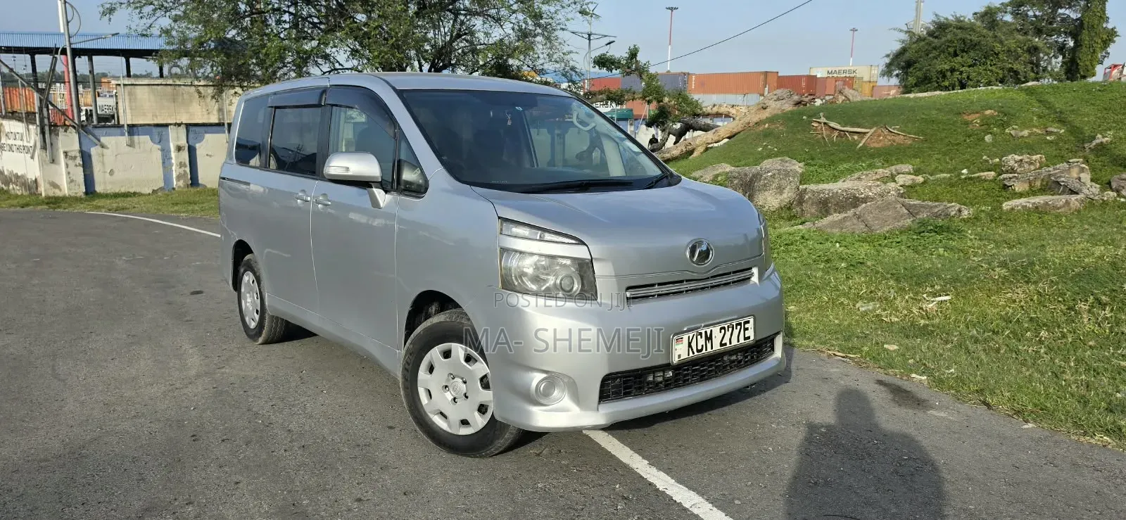 Toyota Voxy X 2WD 8-Seater 2011 Silver