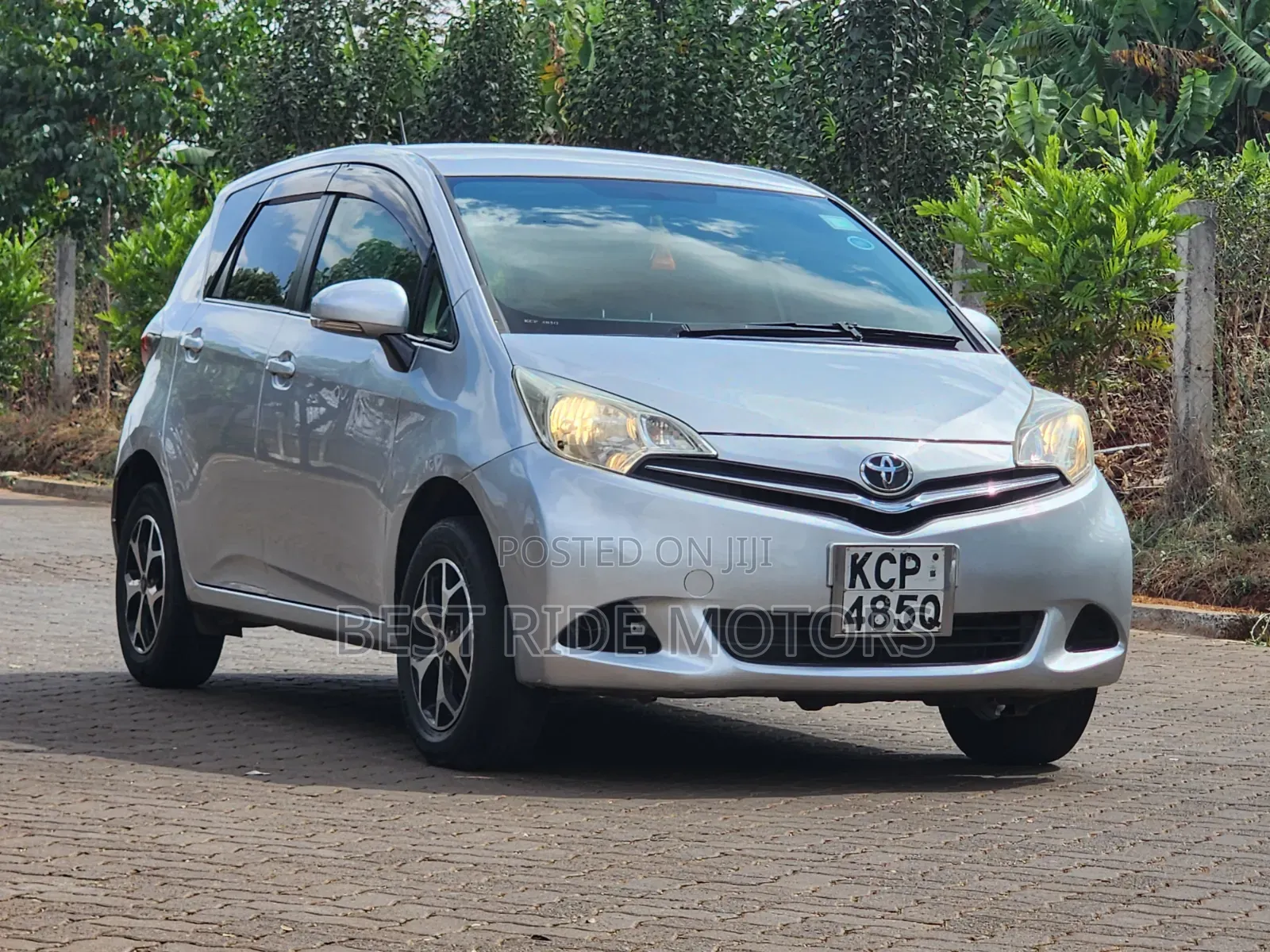 Toyota Ractis 1.5 FWD 2011 Gray