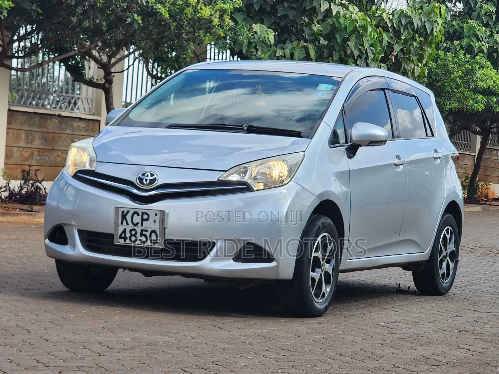 Toyota Ractis 1.5 FWD 2011 Gray