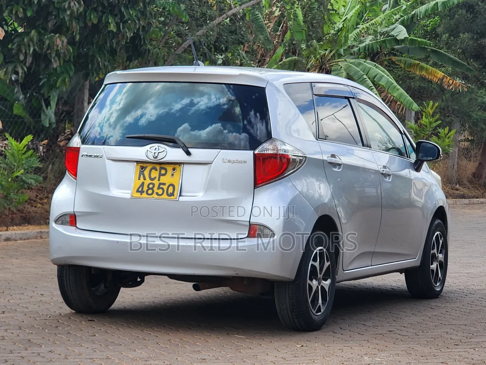 Toyota Ractis 1.5 FWD 2011 Gray