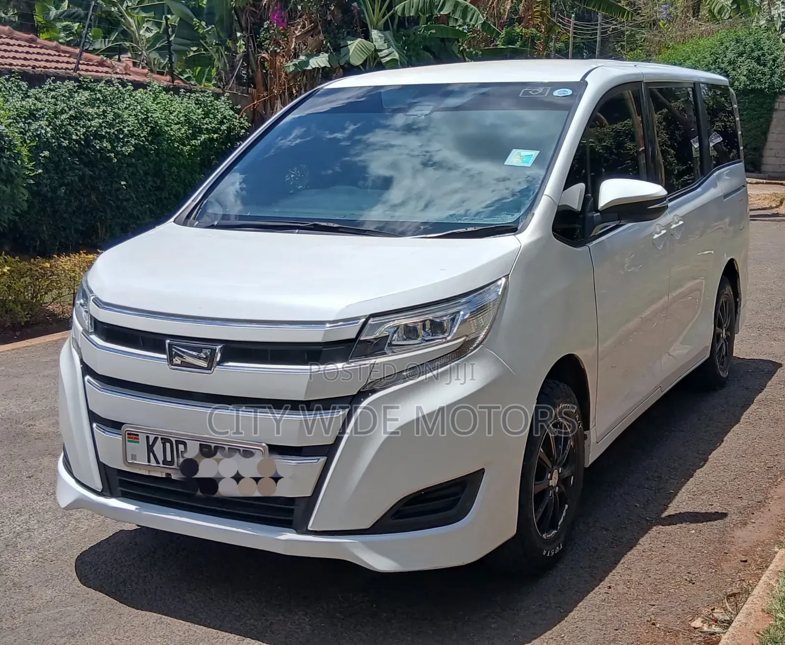 Toyota Noah 2.0 AWD (8 Seater) 2017 White