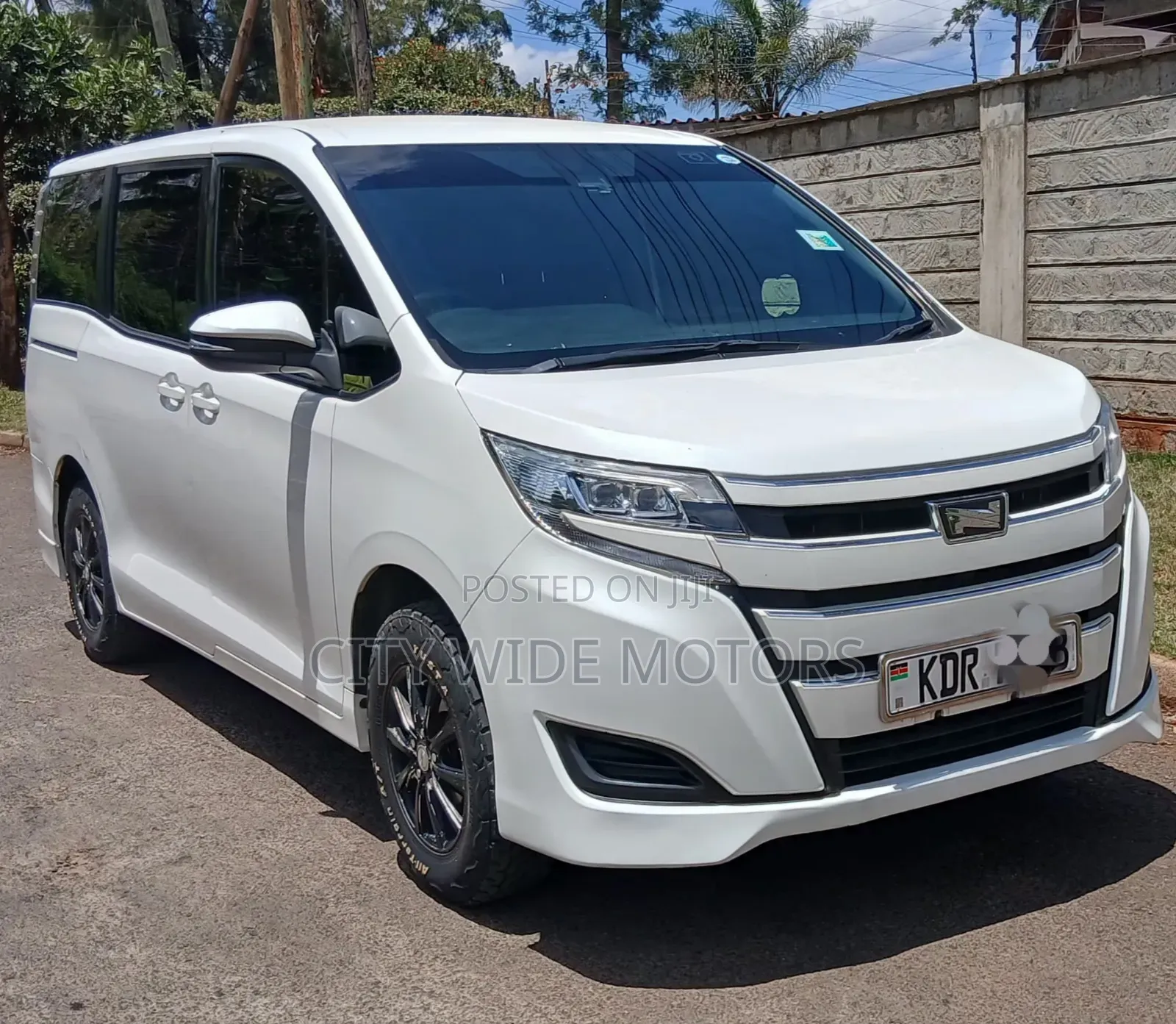 Toyota Noah 2.0 AWD (8 Seater) 2017 White