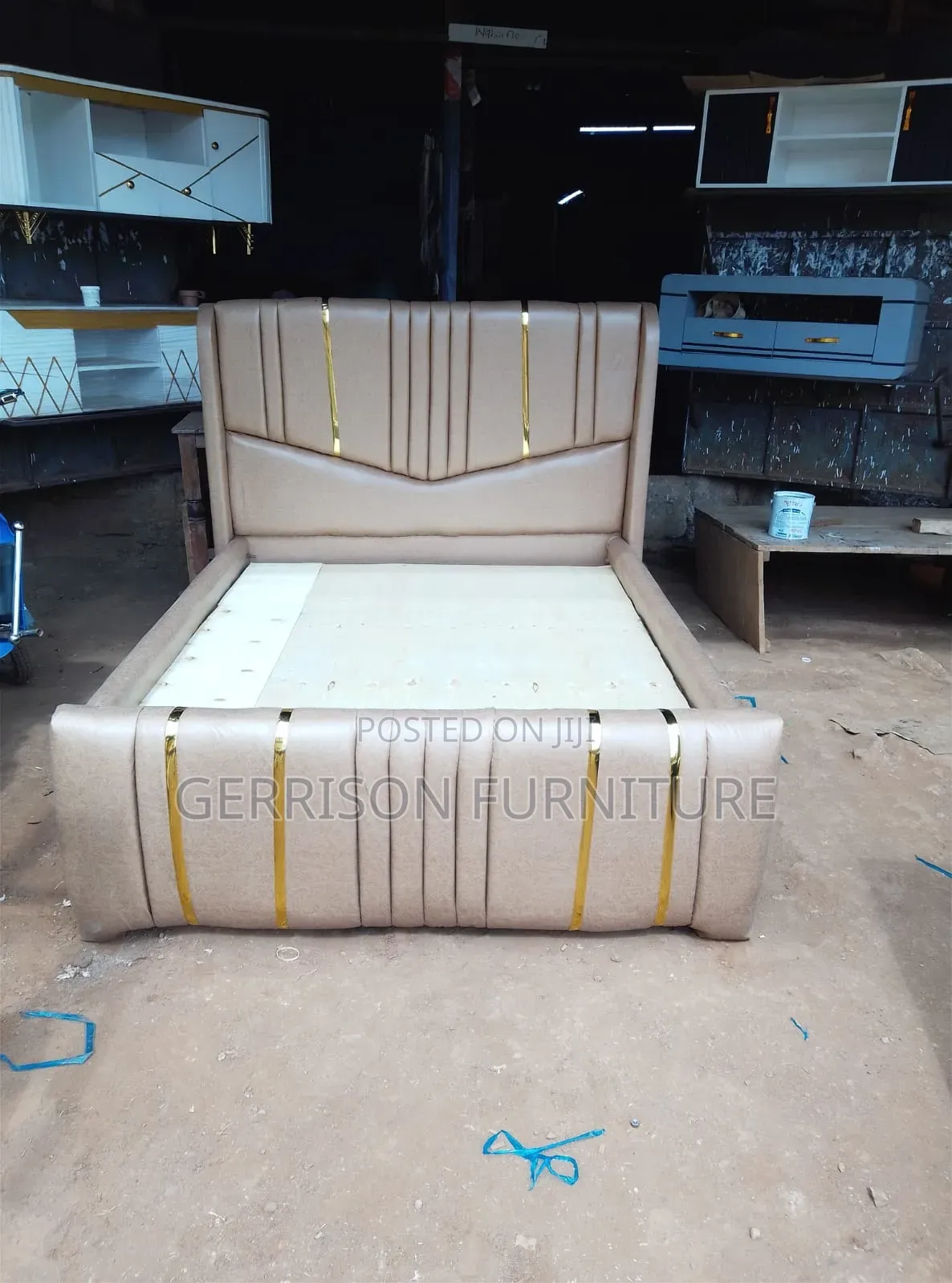 5*6 Luxury Bed With Gold Stripes