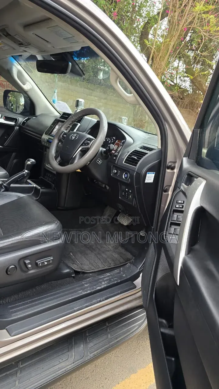Toyota Land Cruiser Prado 2.8 2017 Gray