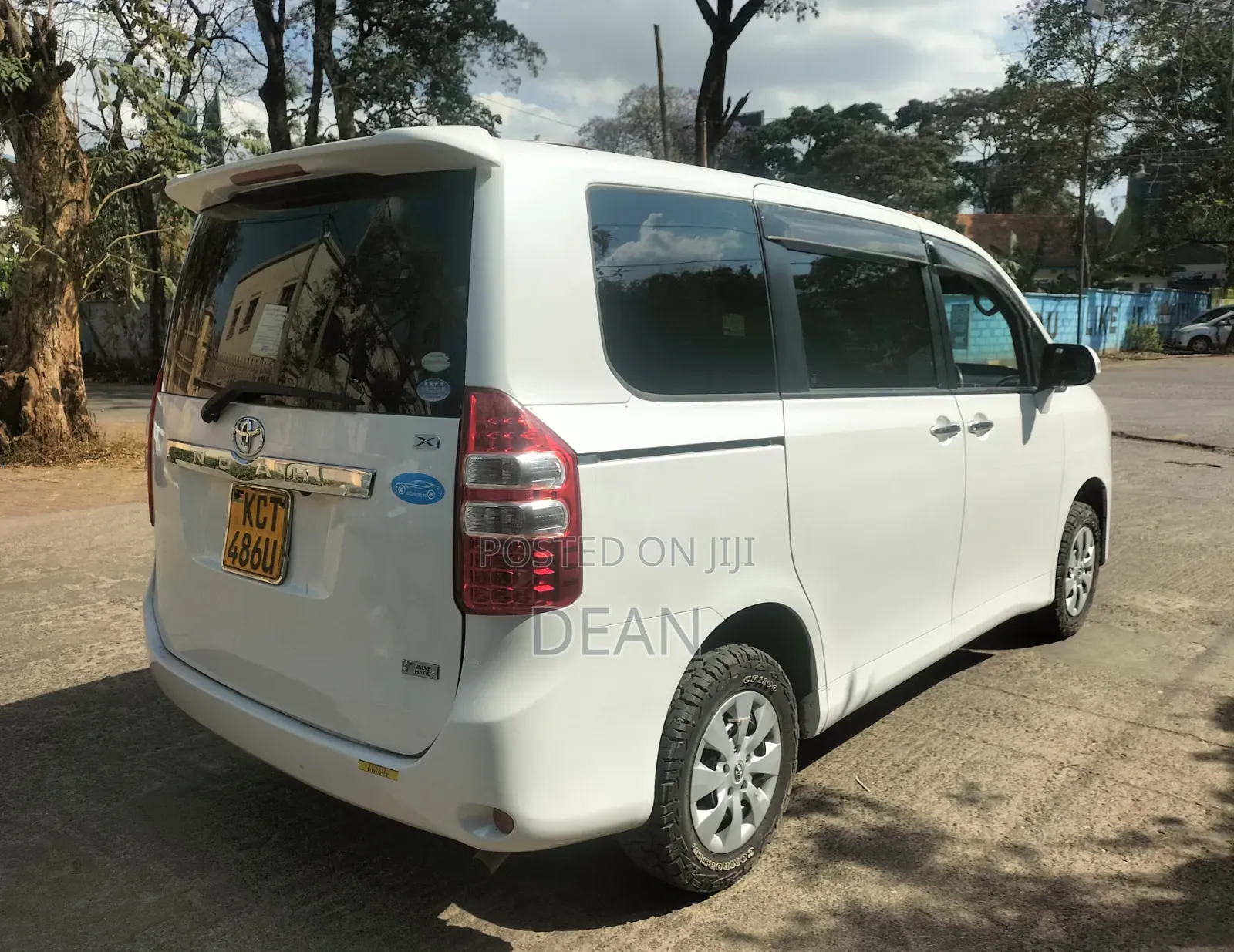 Toyota Noah 2011 White