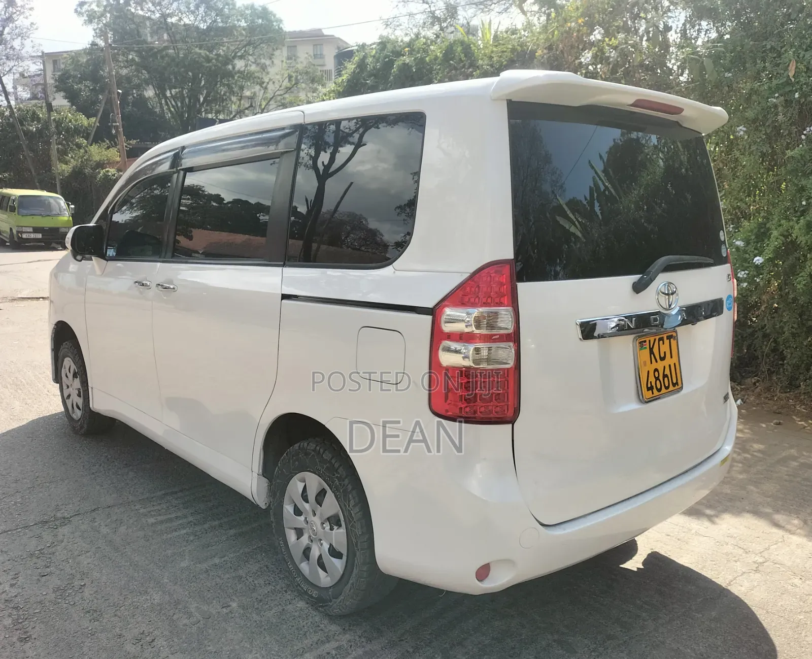 Toyota Noah 2011 White
