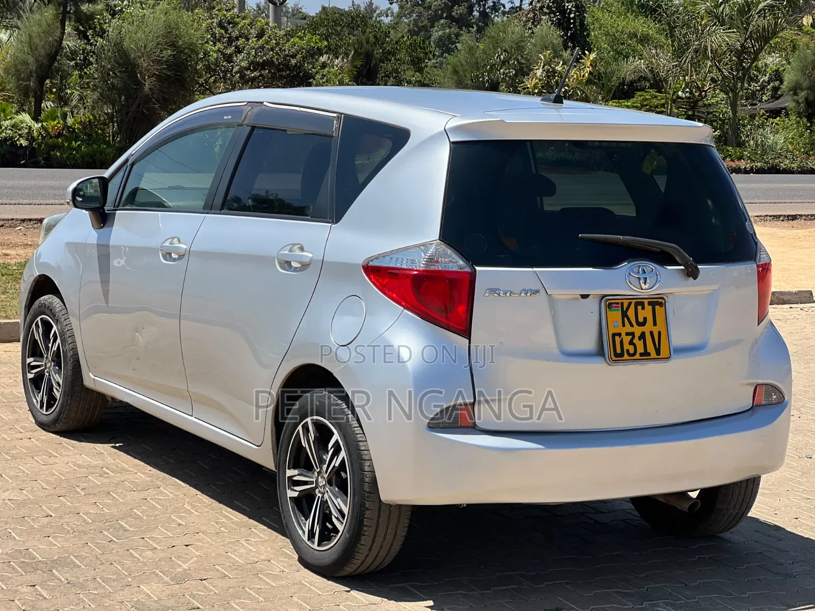 Toyota Ractis 1.5 FWD 2012 Silver