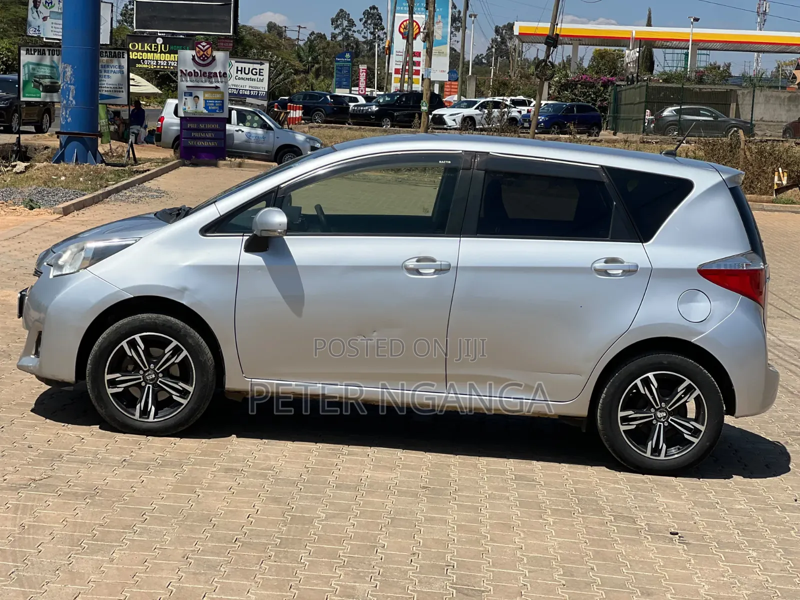 Toyota Ractis 1.5 FWD 2012 Silver