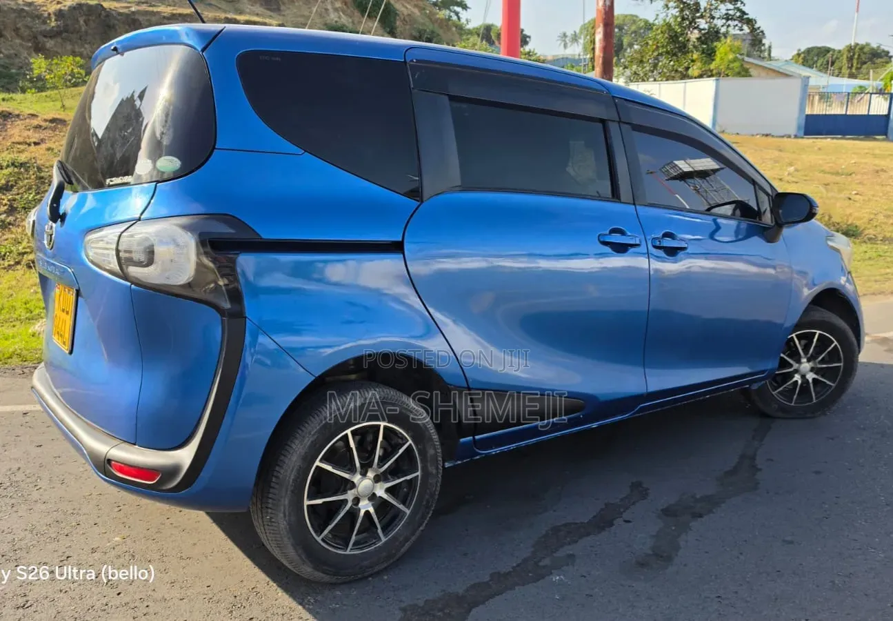 Toyota Sienta 1.5 FWD (6-seater) 2015 Blue