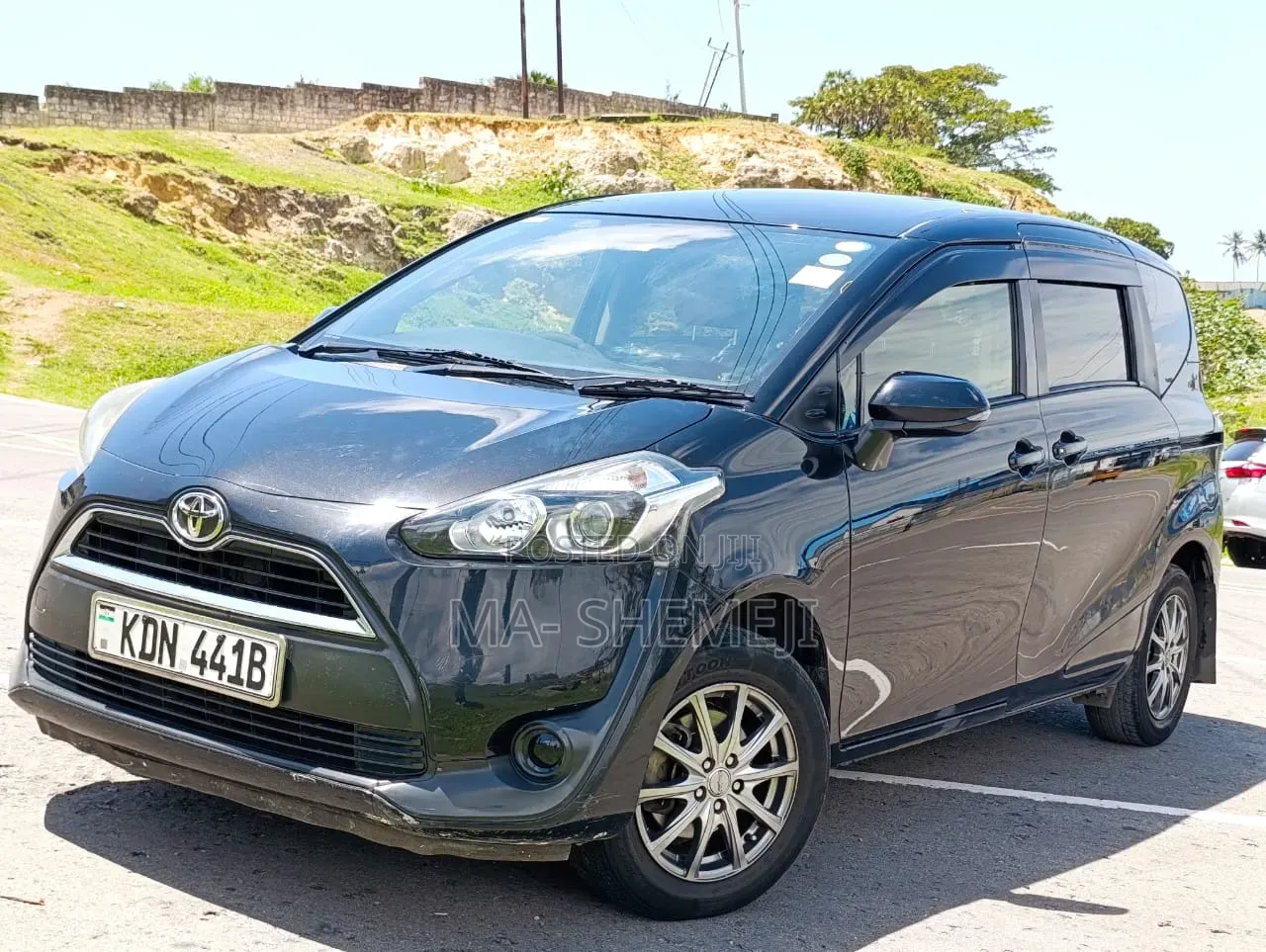 Toyota Sienta 1.5 FWD (6-seater) 2016 Black