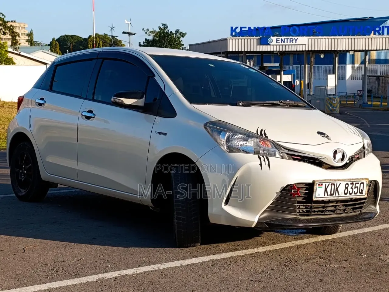 Toyota Vitz 1.3 FWD 5dr 2015 Pearl