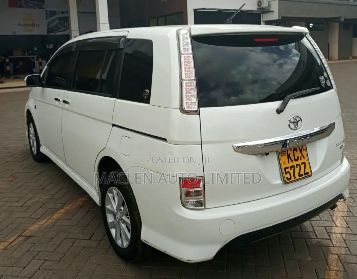 Toyota ISIS 2013 White