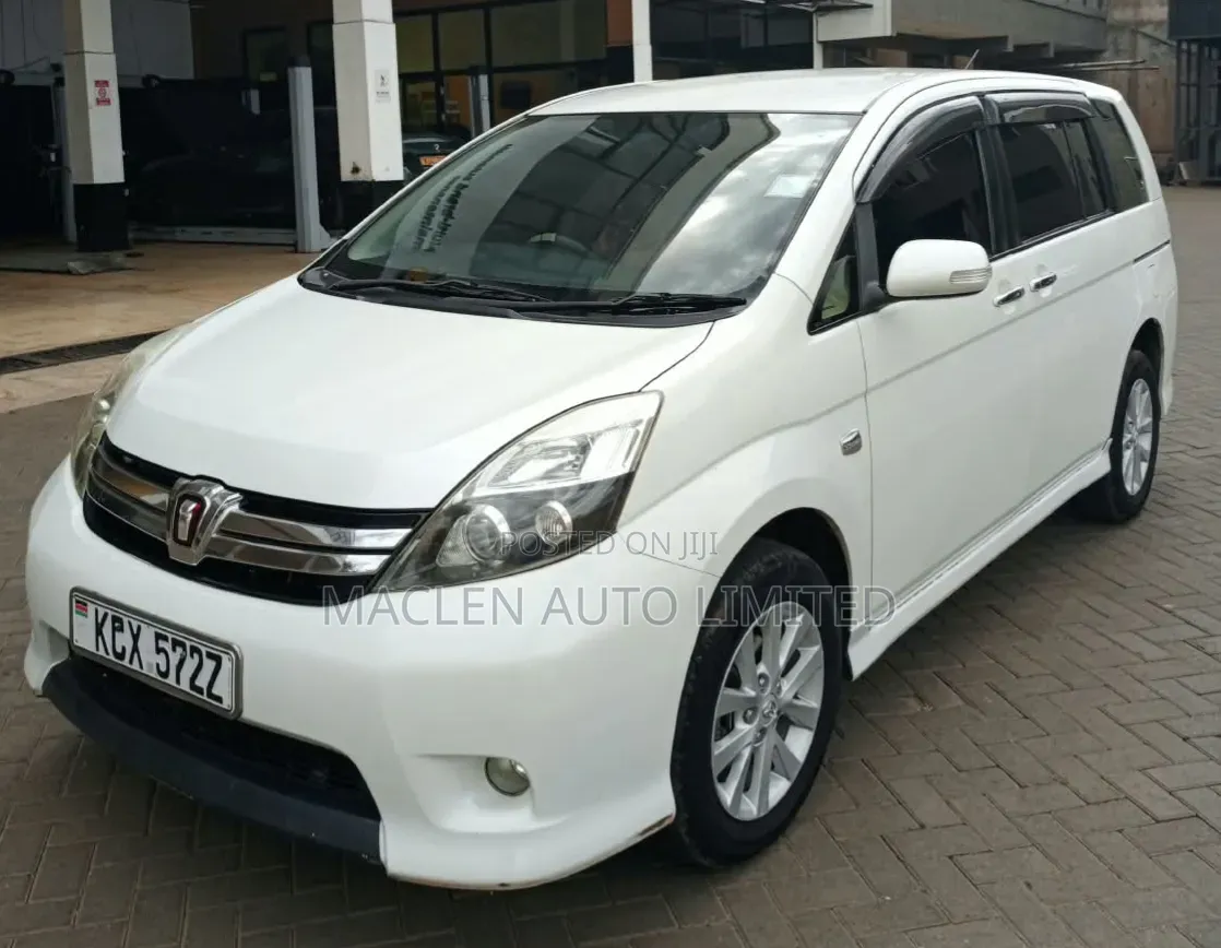 Toyota ISIS 2013 White