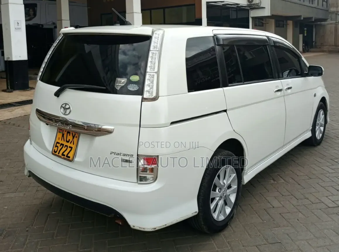 Toyota ISIS 2013 White
