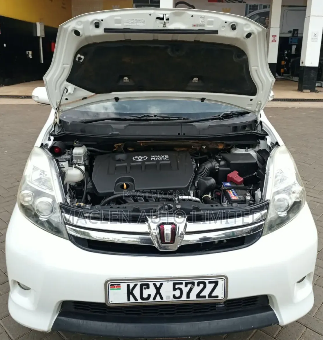 Toyota ISIS 2013 White