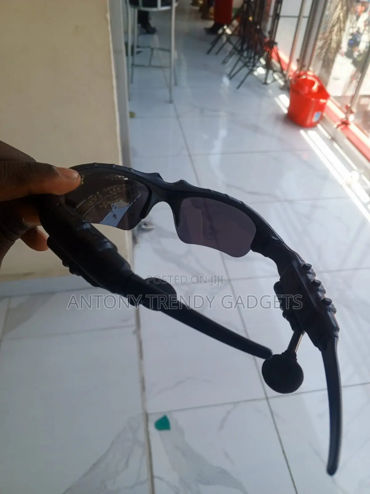 Wireless Audio Sunglasses With Built-in Mic and Foldable Arms