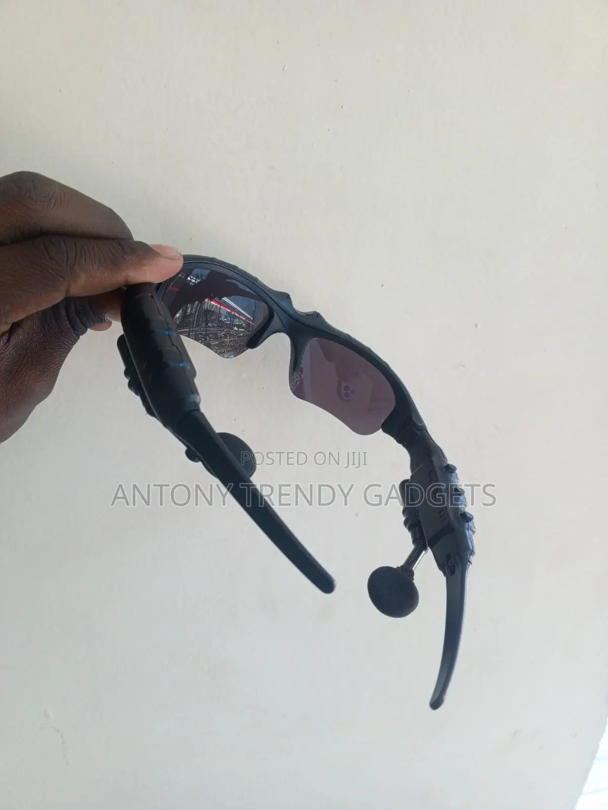 Smart Bluetooth Glasses for Music and Hands-Free Phone Calls