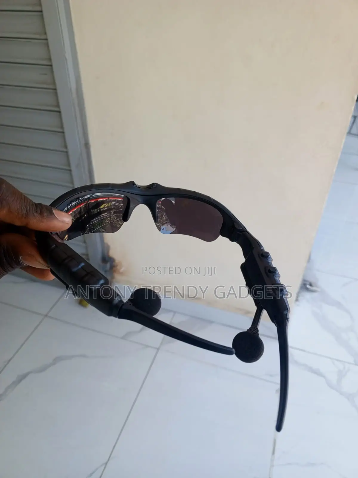 Smart Bluetooth Glasses for Music and Hands-Free Phone Calls