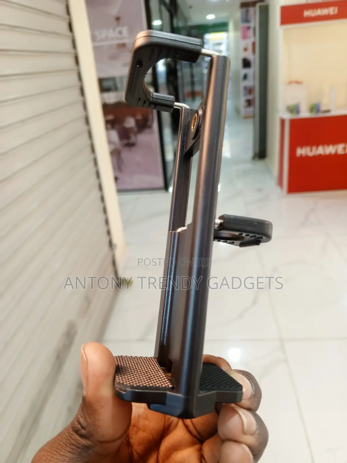 Adjustable Black Tablet and Phone Mount for Tripods and Selfie Sticks