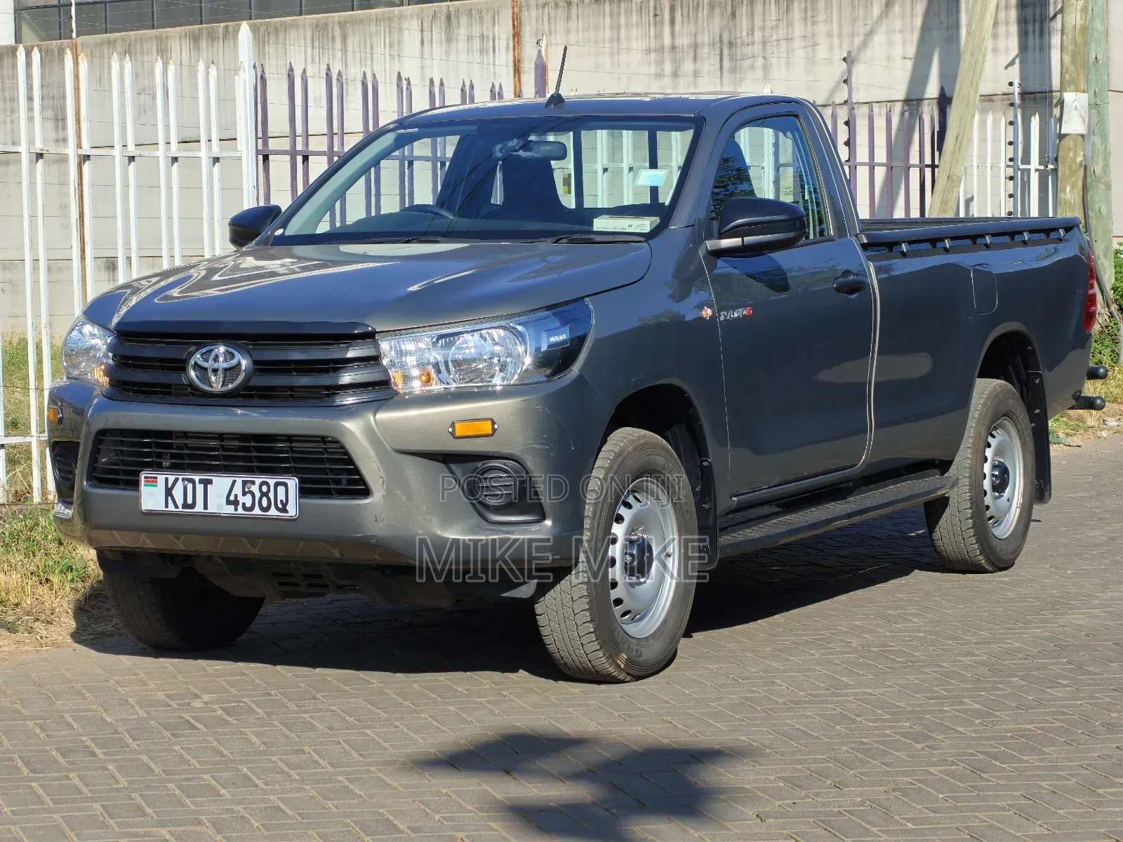 Toyota Hilux 2024 Gray