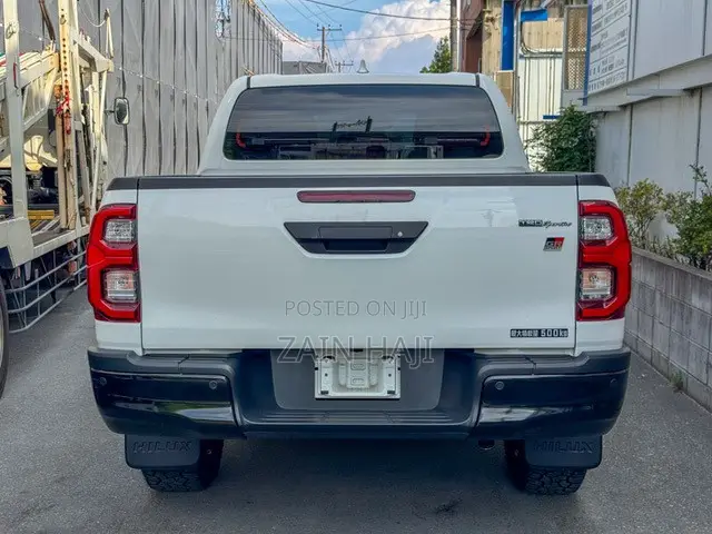 Toyota Hilux 2022 White