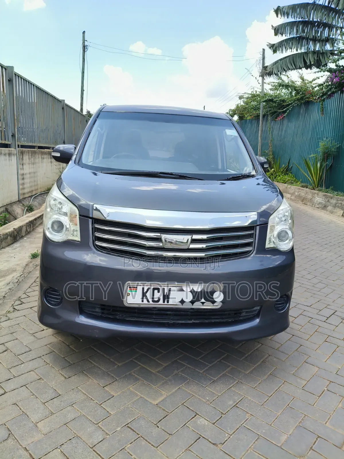 Toyota Noah 2013 Gray