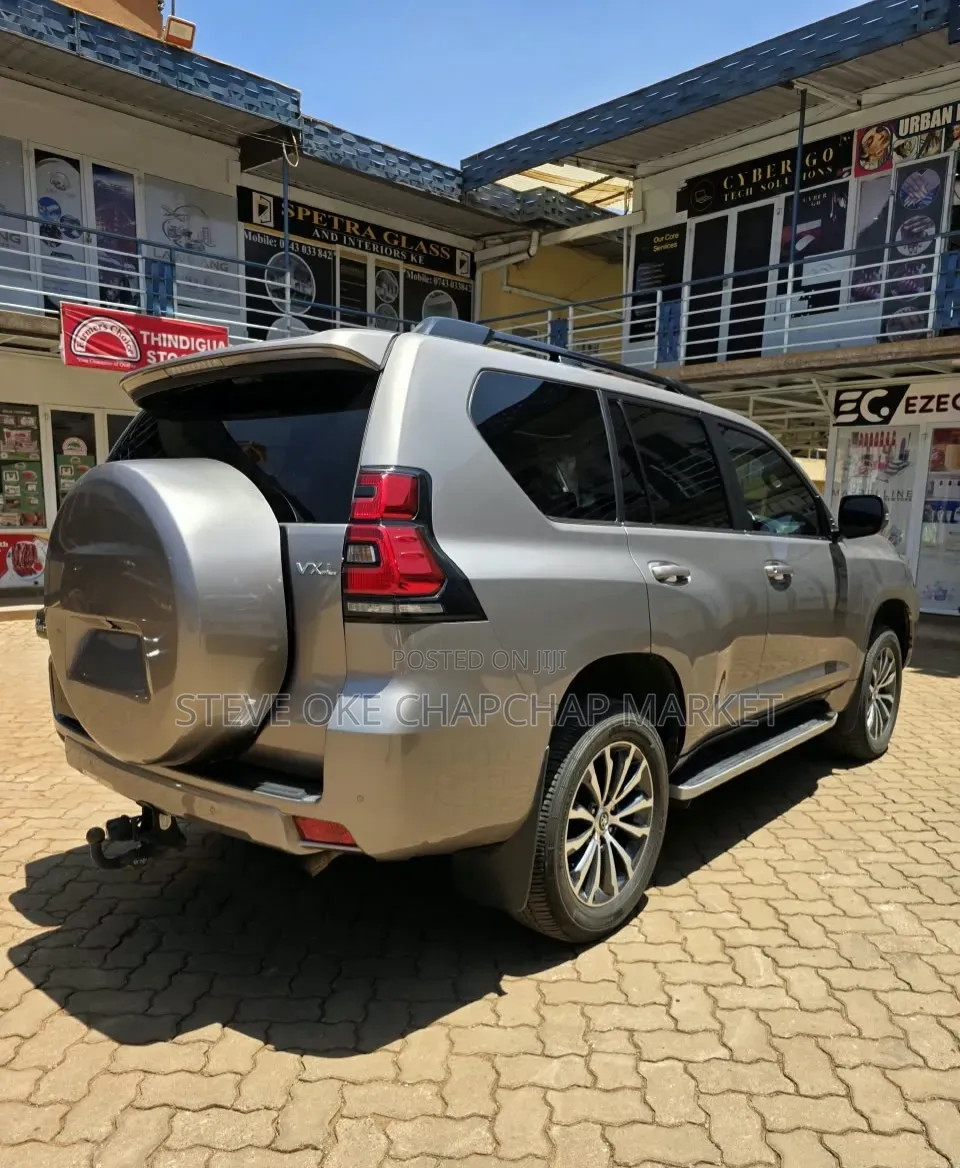 Toyota Land Cruiser Prado 2.8 2022 Silver