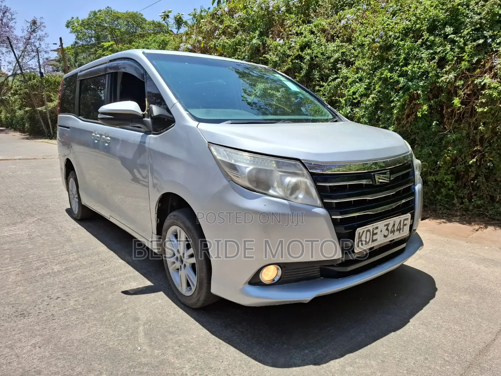 Toyota Noah 2.0 FWD (7 Seater) 2014 Silver