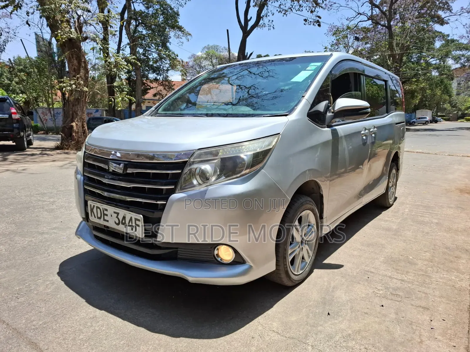 Toyota Noah 2.0 FWD (7 Seater) 2014 Silver