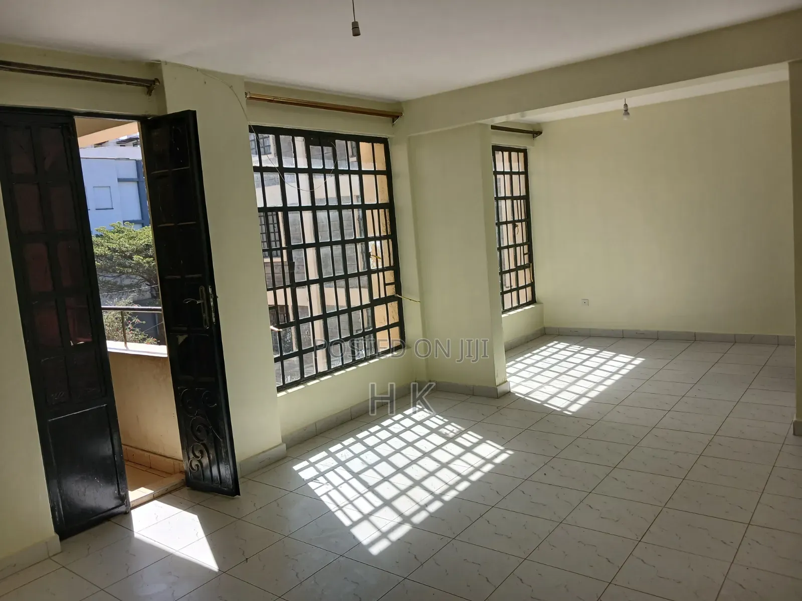 3bdrm Block of Flats in South C for sale