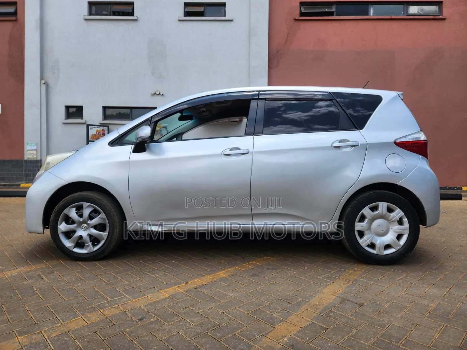 Toyota Ractis 1.5 FWD 2011 Silver