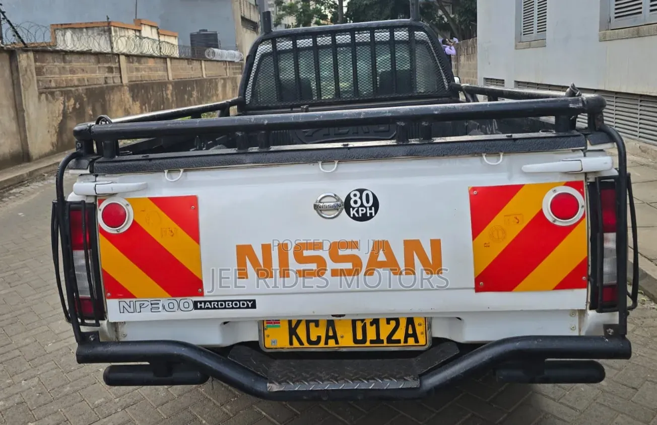 Nissan Hardbody 2013 Off white