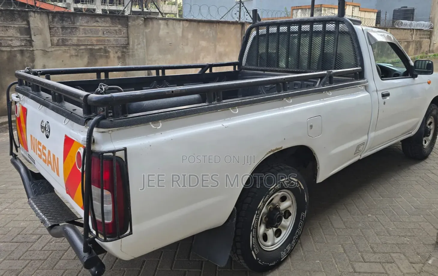 Nissan Hardbody 2013 Off white