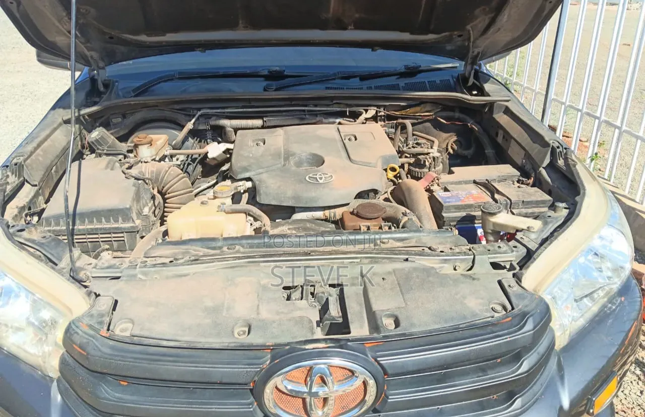 Toyota Hilux 2016 Gray