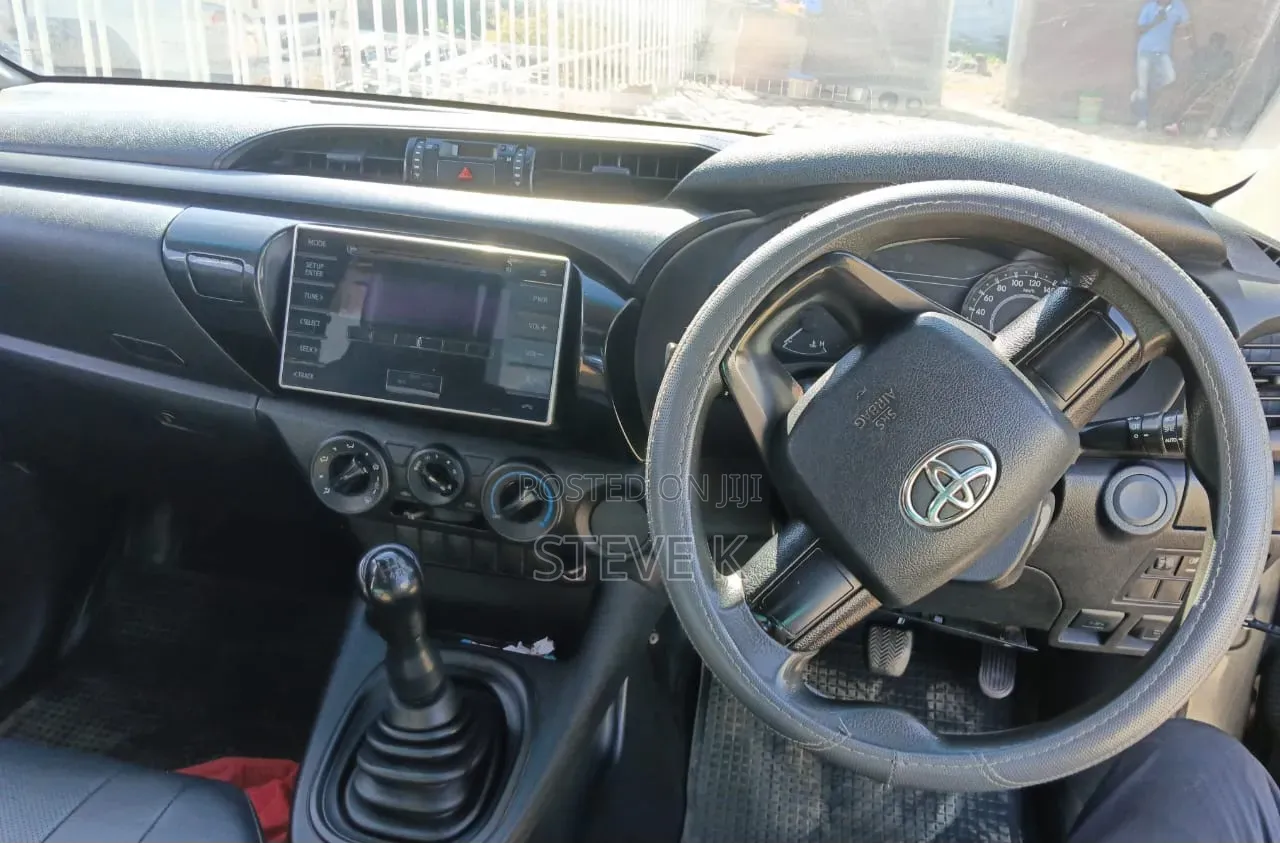 Toyota Hilux 2016 Gray