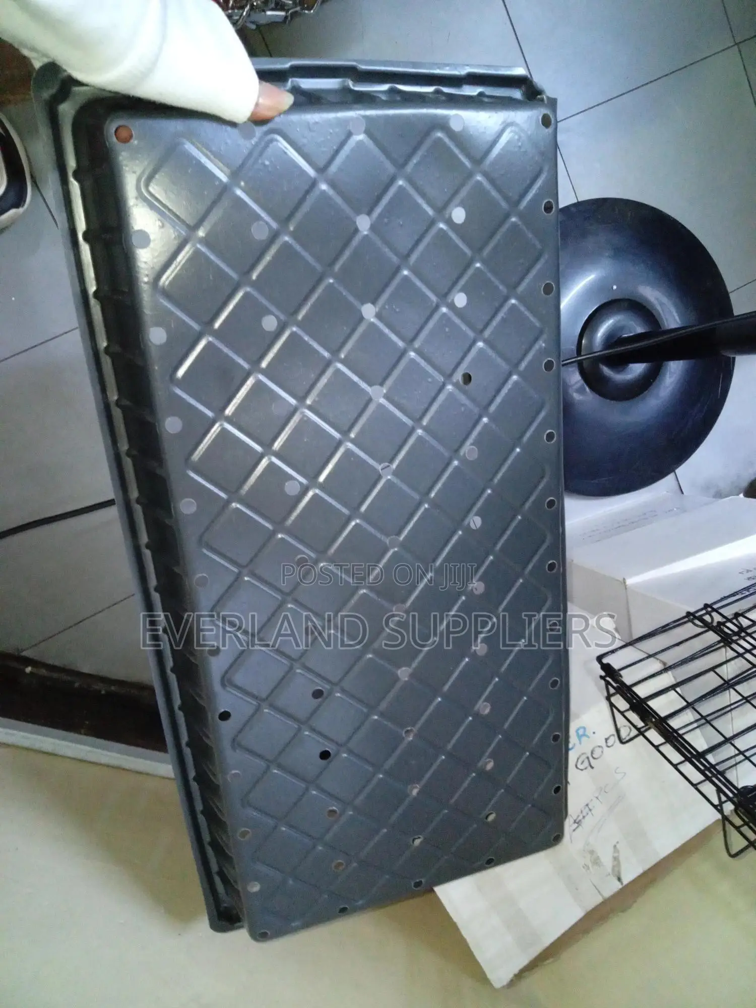 Hydroponic Trays With Distributed Drainage Holes - With Holes