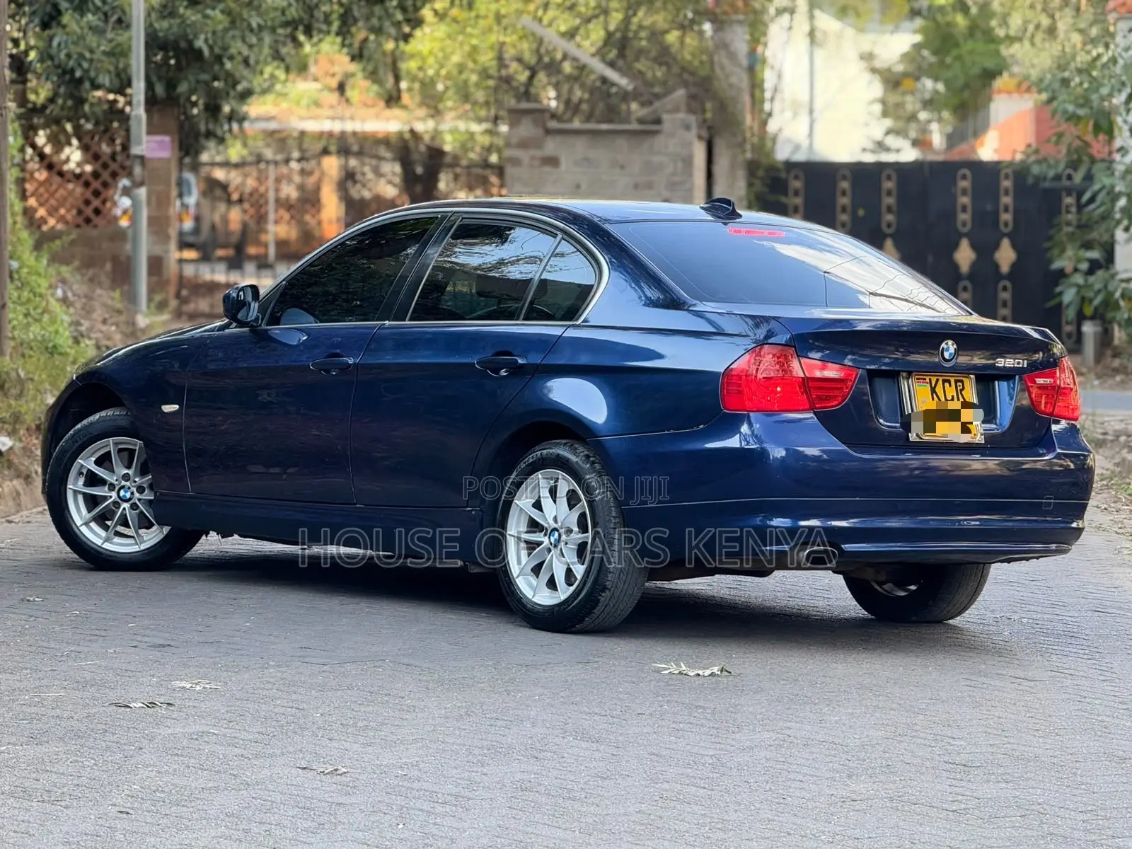 BMW 320i Sedan RWD 2011 Blue