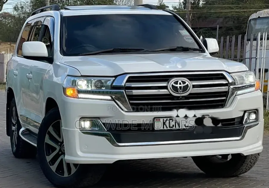 Toyota Land Cruiser 2010 White