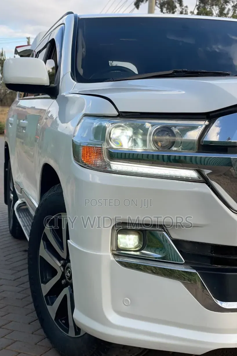 Toyota Land Cruiser 2010 White
