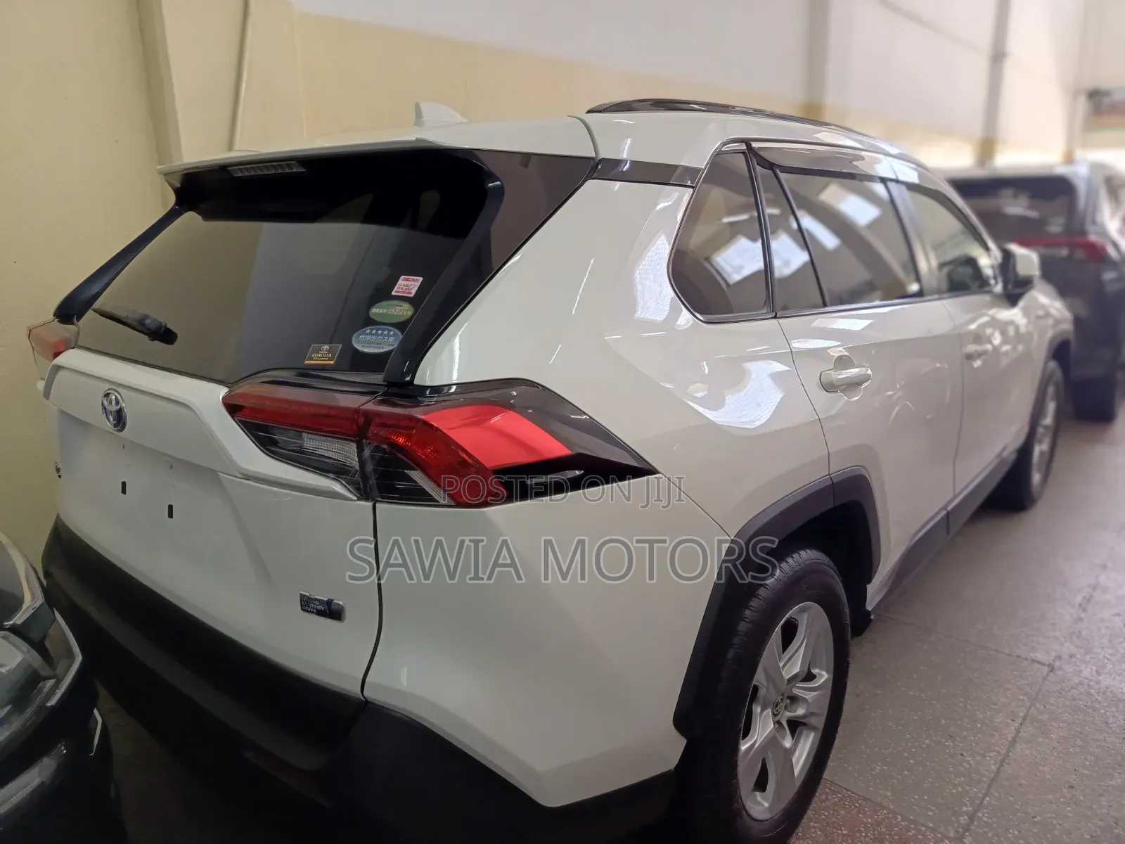 Toyota RAV4 LE FWD 2020 White