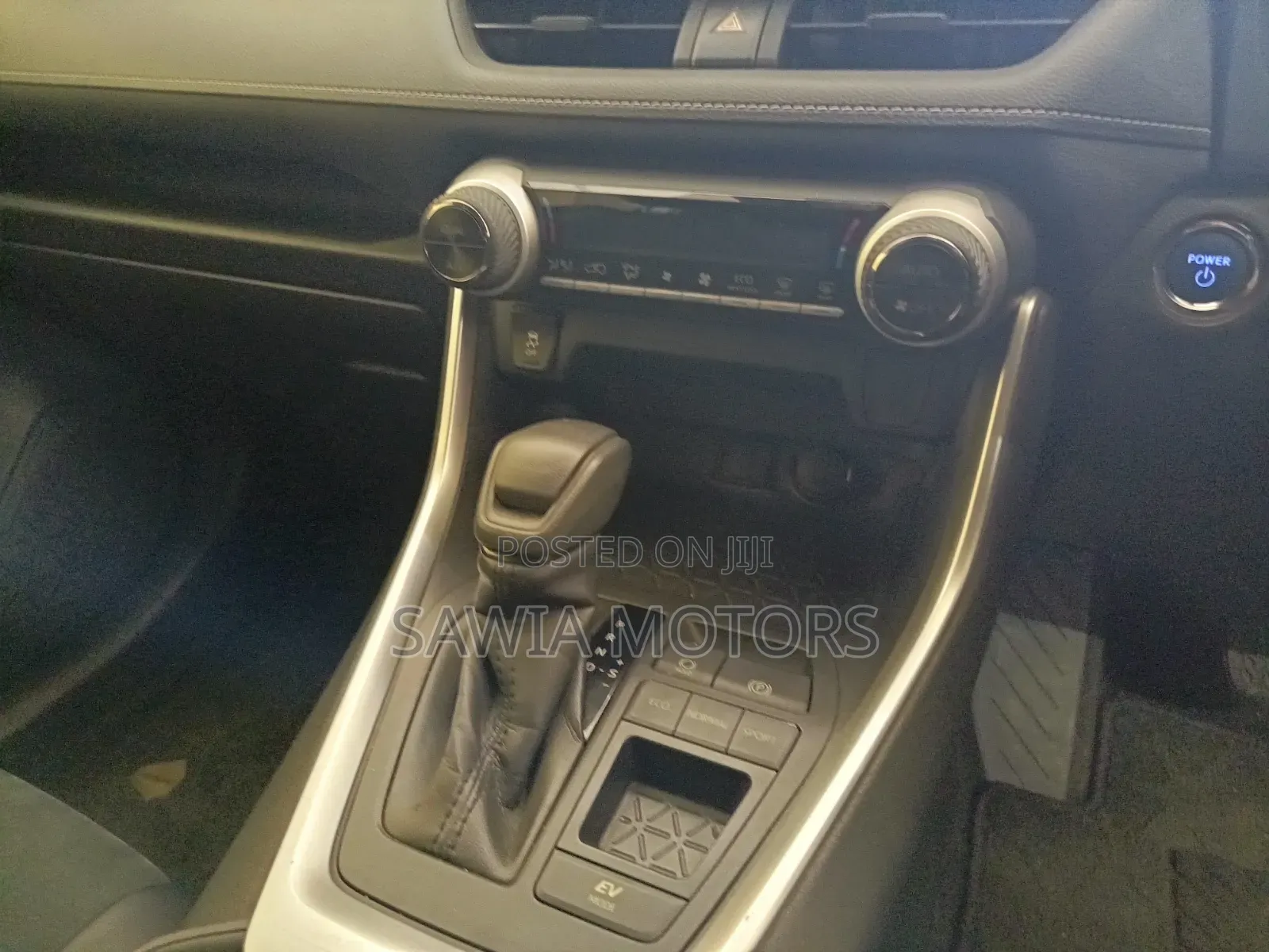 Toyota RAV4 LE FWD 2020 White